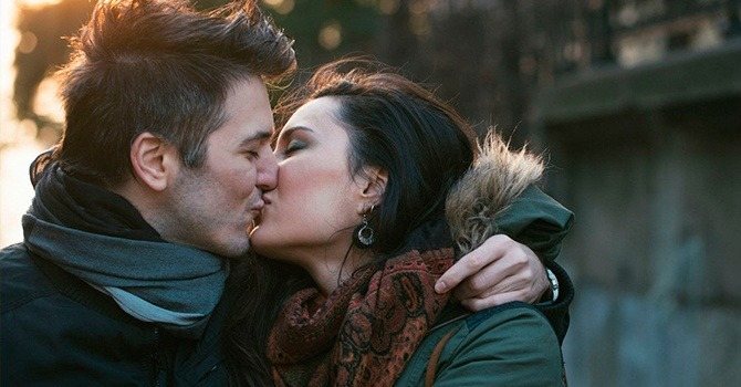 Поцелуй на первом свидании в подходящий момент