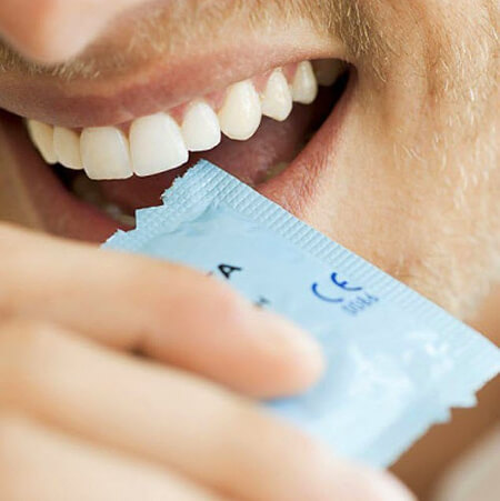 Открытие презерватива зубами запрещено